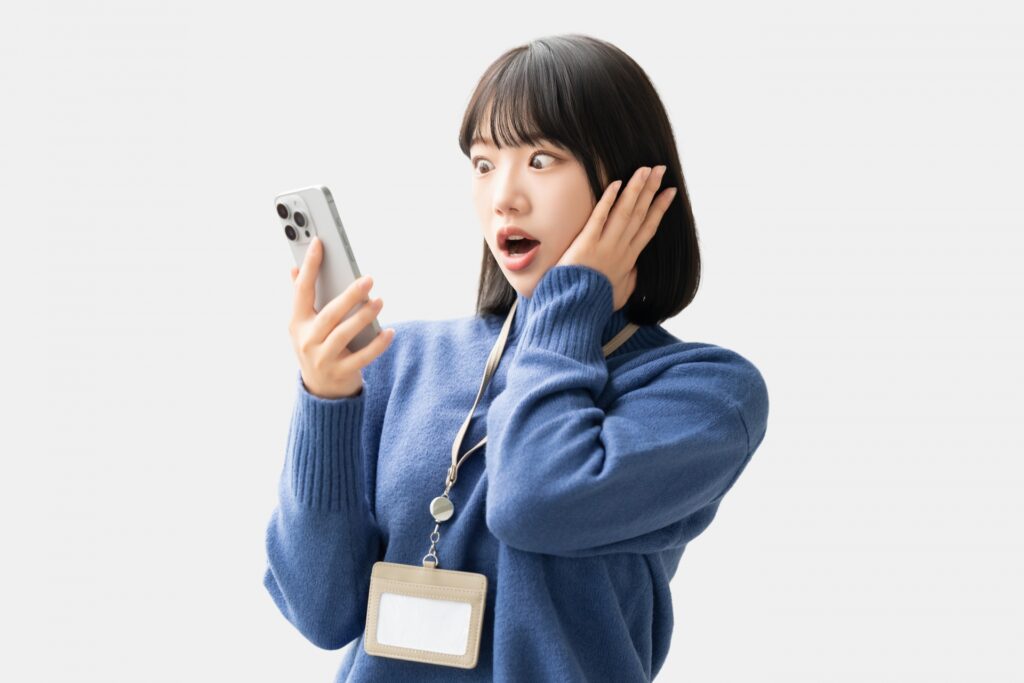 現在の画像に代替テキストがありません。ファイル名: ブログ記事⑪【ケータイを見て驚く女性】-e1777805963612.jpg